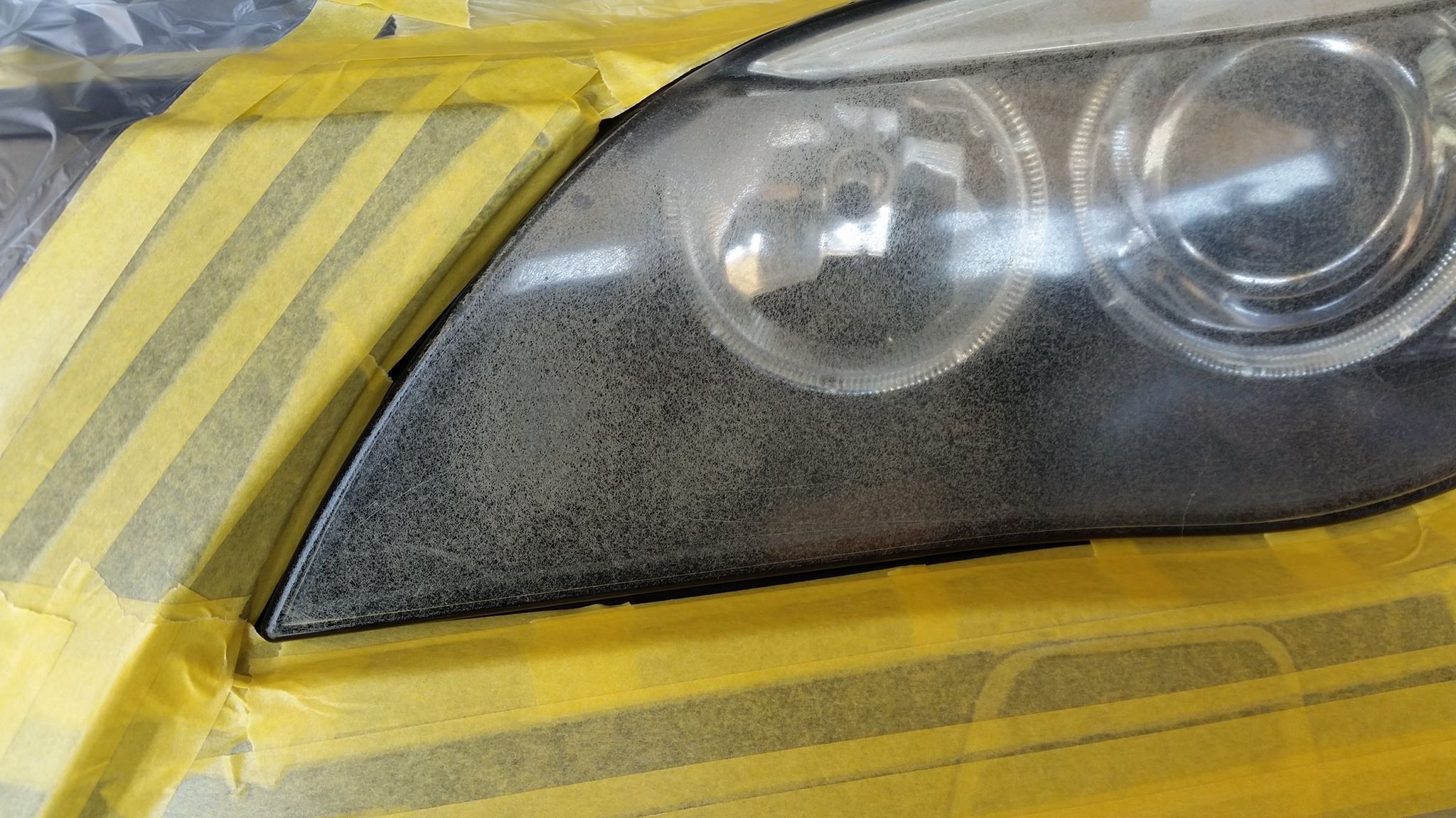 BMWのヘッドライト磨き マスキング